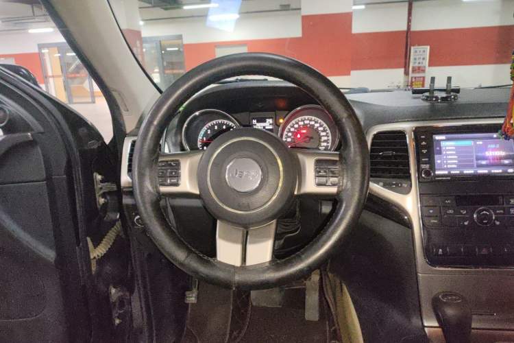 Used Jeep Grand Cherokee 2012 3.6L Comfort Navigation Edition Steering Wheel