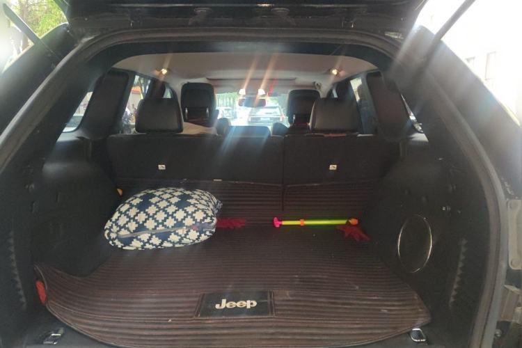 Used Jeep Grand Cherokee 2012 3.6L Comfort Navigation Edition Trunk