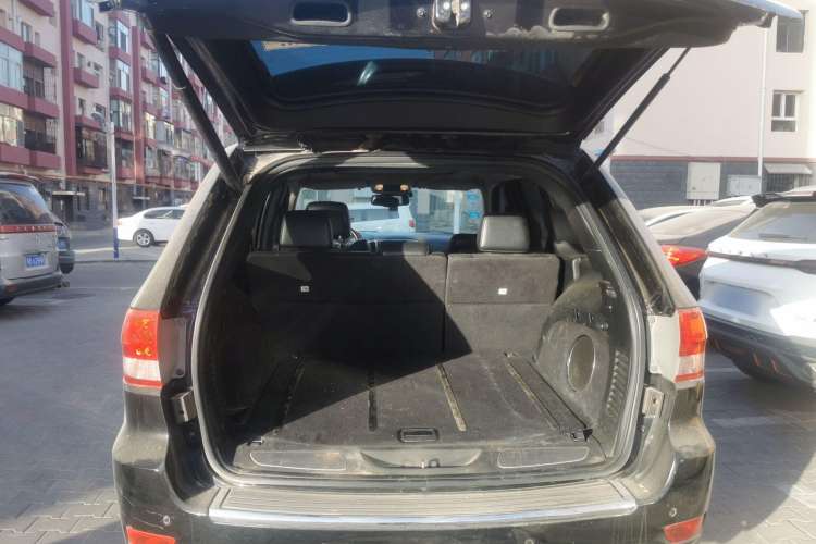 Used Jeep Grand Cherokee 2012 3.6L Luxury Navigation Edition Trunk