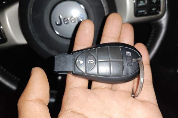 Used Jeep Grand Cherokee 2012 3.6L Comfort Navigation Edition Vehicle Key