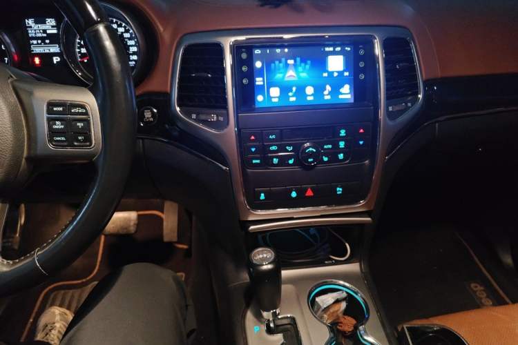 Used Jeep Grand Cherokee 2012 3.6L Flagship Navigation Edition Audio And AC Panel
