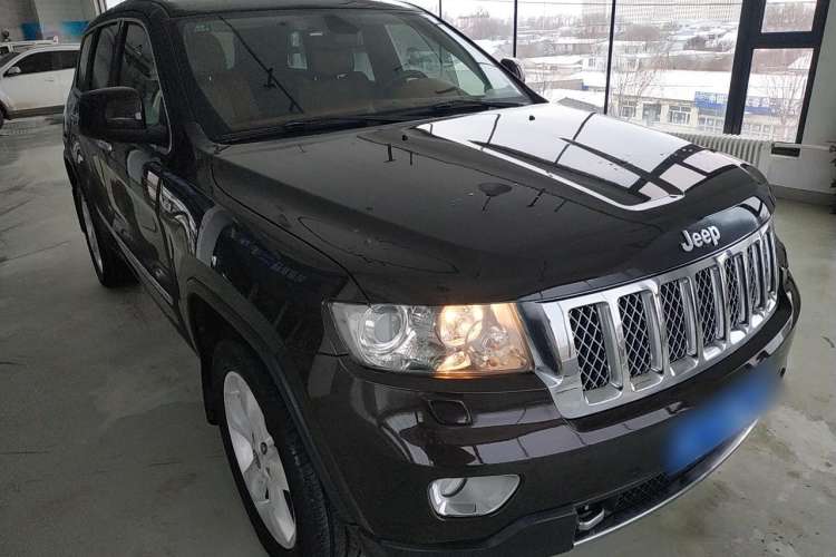 Used Jeep Grand Cherokee 2012 3.6L Flagship Prestige Edition Front Right 45 Deg