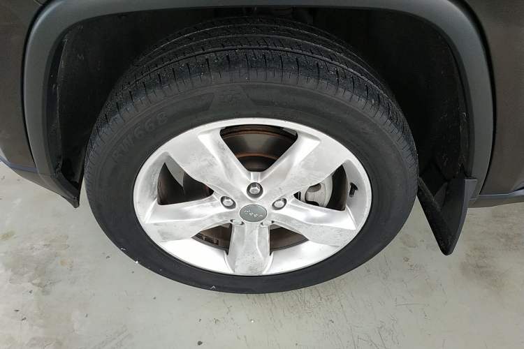 Used Jeep Grand Cherokee 2012 3.6L Flagship Prestige Edition Left Front Wheel Hub