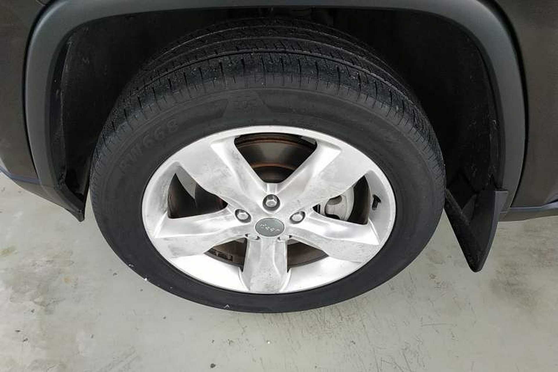 Used Jeep Grand Cherokee 2012 3.6L Flagship Prestige Edition Left Front Wheel Hub