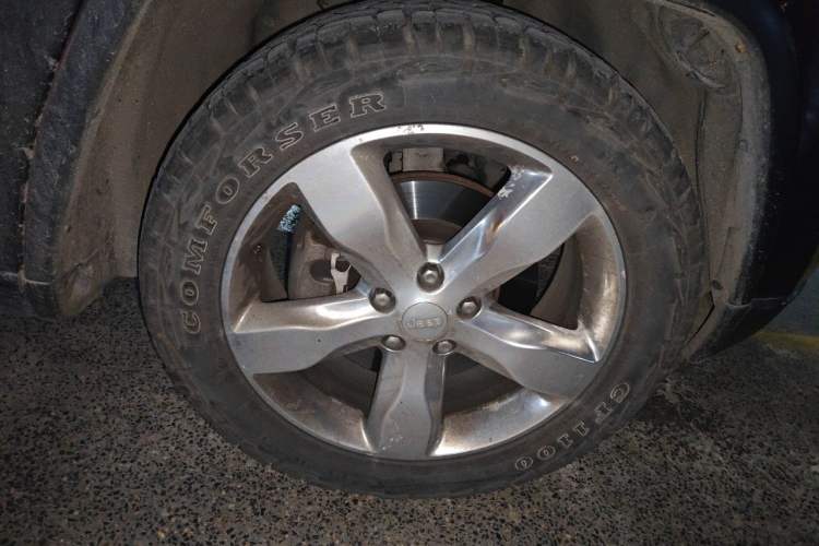 Used Jeep Grand Cherokee 2012 3.6L Flagship Navigation Edition Right Front Wheel Hub