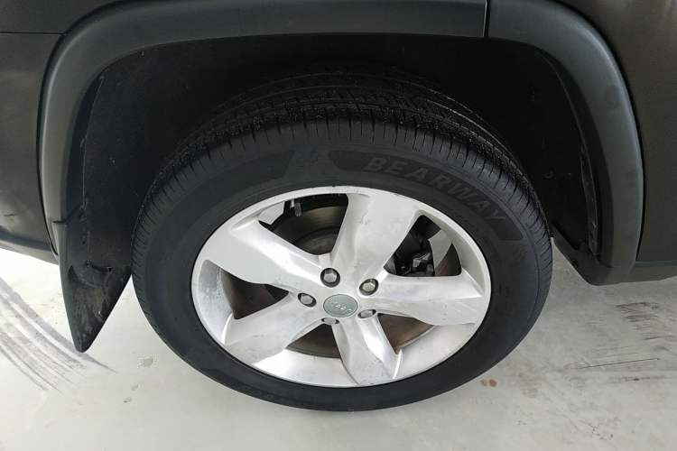 Used Jeep Grand Cherokee 2012 3.6L Flagship Prestige Edition Right Rear Wheel Hub