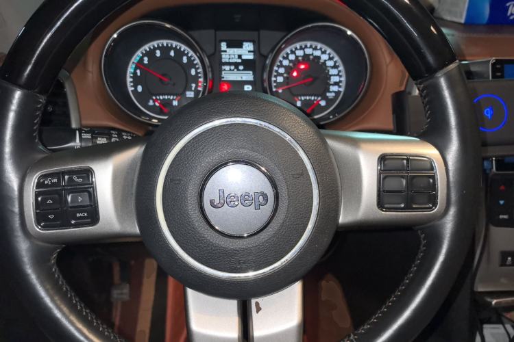 Used Jeep Grand Cherokee 2012 3.6L Flagship Prestige Edition Steering Wheel