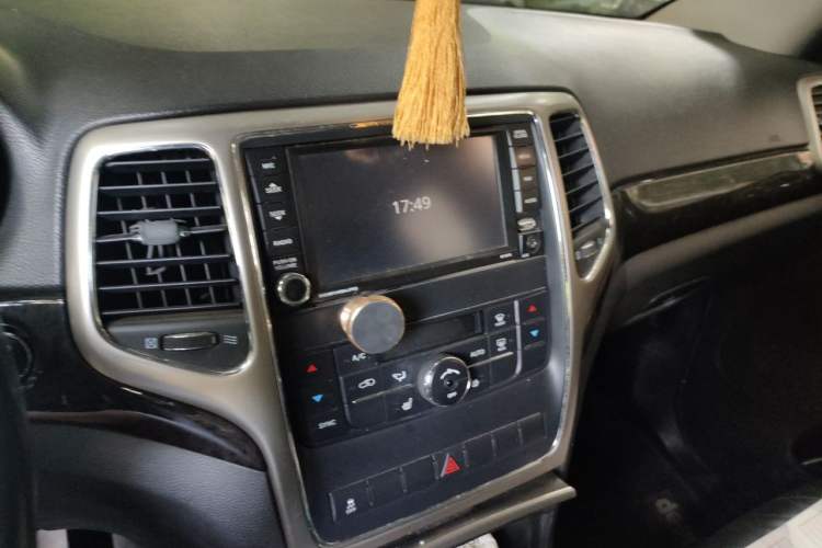 Used Jeep Grand Cherokee 2012 3.6L Comfort Navigation Edition Audio And AC Panel