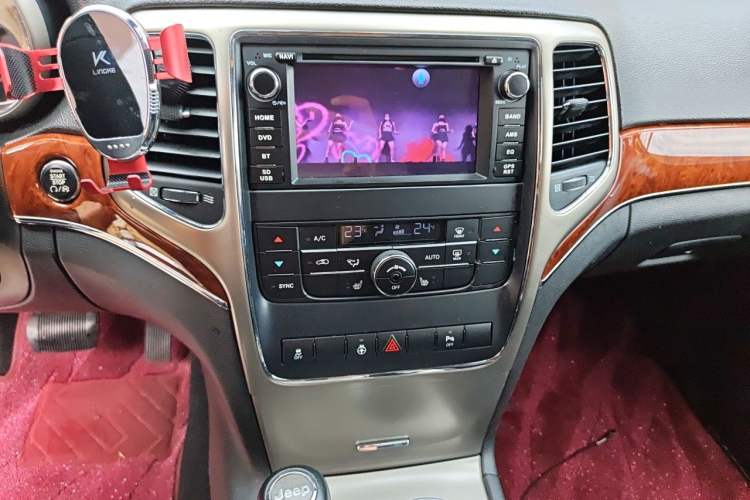 Used Jeep Grand Cherokee 2012 3.6L Luxury Navigation Edition Audio And AC Panel