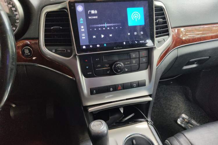 Used Jeep Grand Cherokee 2012 3.6L Luxury Navigation Edition Audio And AC Panel