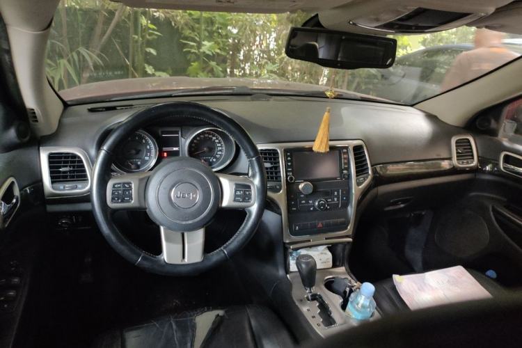 Used Jeep Grand Cherokee 2012 3.6L Comfort Navigation Edition Center Console
