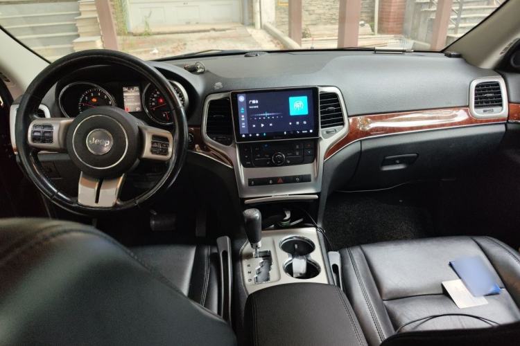 Used Jeep Grand Cherokee 2012 3.6L Luxury Navigation Edition Center Console