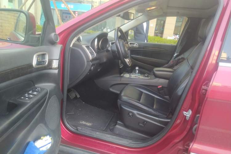Used Jeep Grand Cherokee 2012 3.6L Comfort Navigation Edition Driver Seat