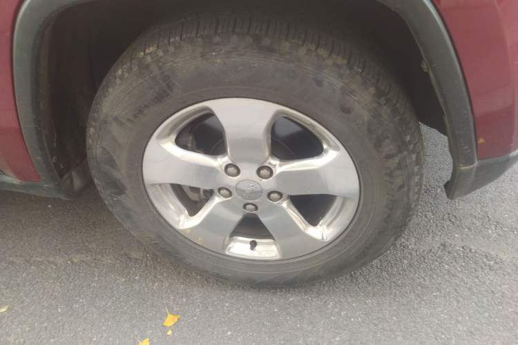 Used Jeep Grand Cherokee 2012 3.6L Comfort Navigation Edition Right Front Wheel Hub