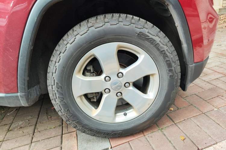 Used Jeep Grand Cherokee 2012 3.6L Luxury Navigation Edition Right Front Wheel Hub