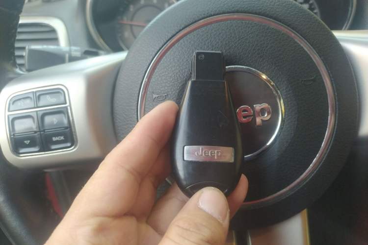 Used Jeep Grand Cherokee 2012 3.6L Comfort Navigation Edition Vehicle Key