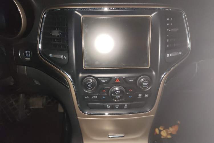 Used Jeep Grand Cherokee 2012 3.6L Luxury Navigation Edition Audio And AC Panel