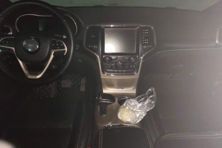 Used Jeep Grand Cherokee 2012 3.6L Luxury Navigation Edition Center Console