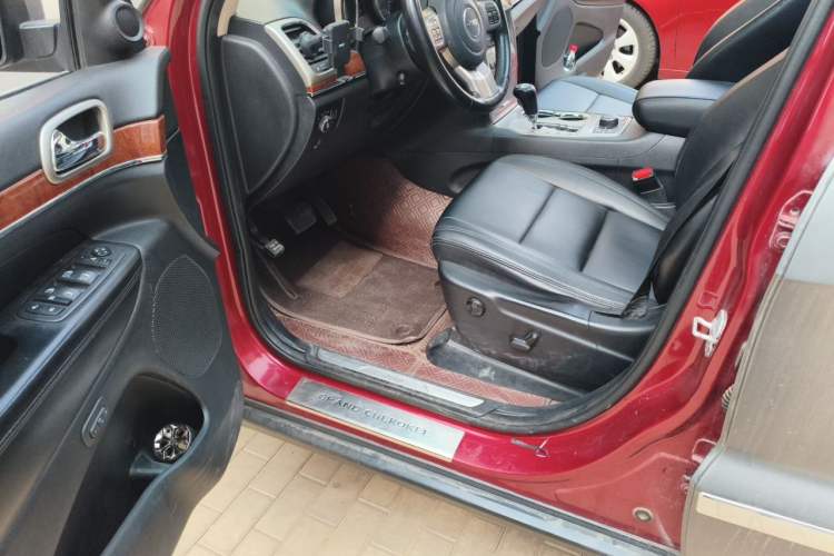 Used Jeep Grand Cherokee 2012 3.6L Flagship Navigation Edition Driver Seat