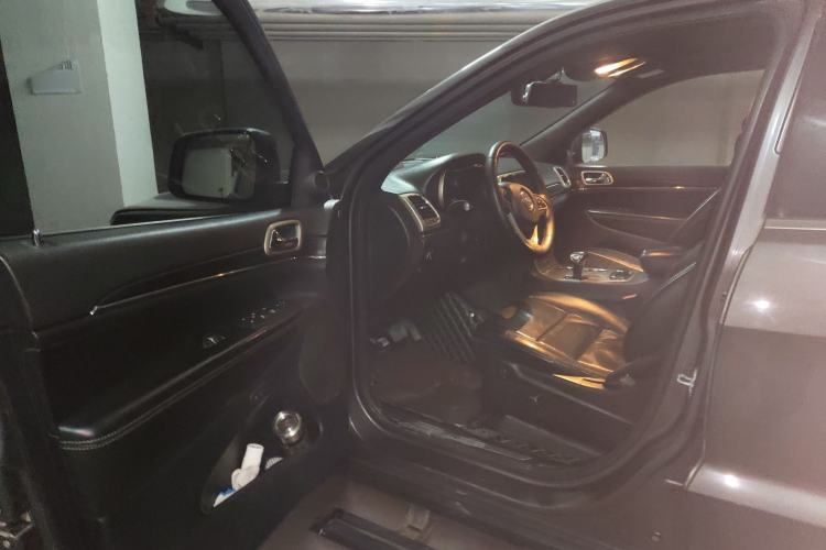Used Jeep Grand Cherokee 2012 3.6L Luxury Navigation Edition Driver Seat