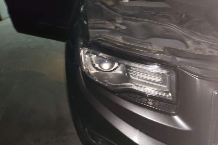 Used Jeep Grand Cherokee 2012 3.6L Luxury Navigation Edition Right Front Headlight