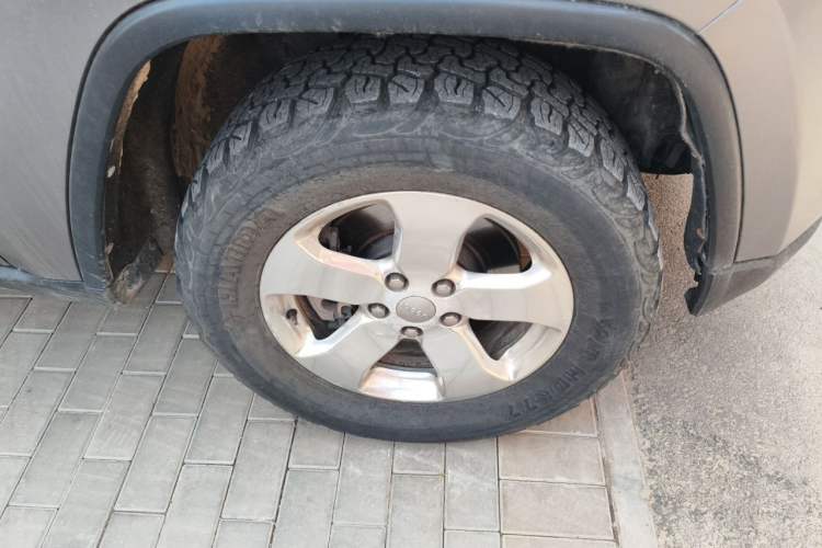 Used Jeep Grand Cherokee 2012 3.6L Flagship Navigation Edition Right Front Wheel Hub