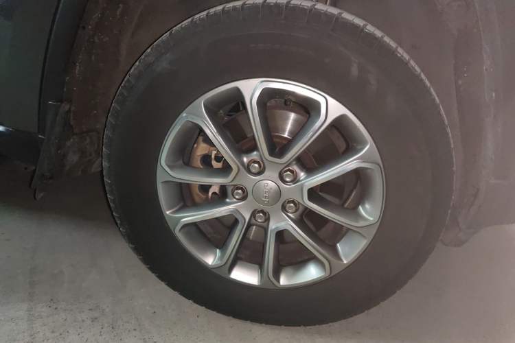 Used Jeep Grand Cherokee 2012 3.6L Luxury Navigation Edition Right Front Wheel Hub
