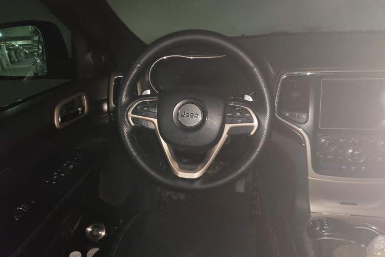 Used Jeep Grand Cherokee 2012 3.6L Luxury Navigation Edition Steering Wheel