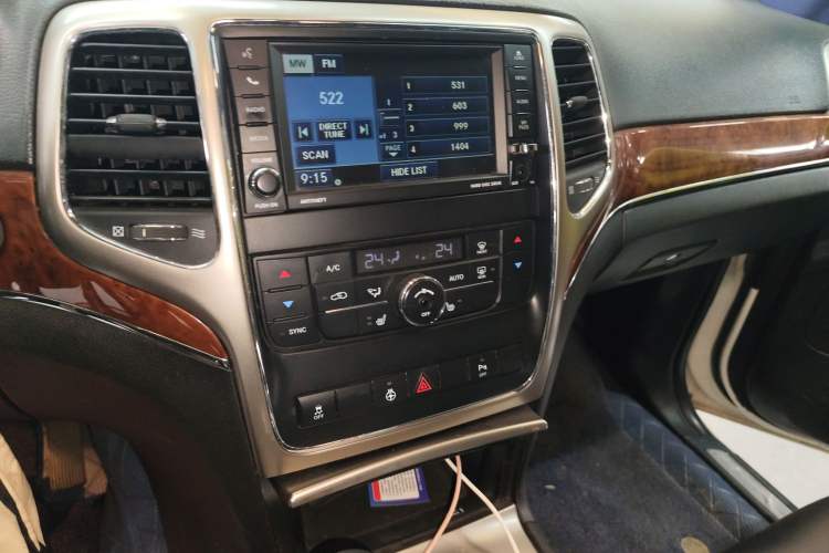 Used Jeep Grand Cherokee 2012 3.6L Luxury Navigation Edition Audio And AC Panel