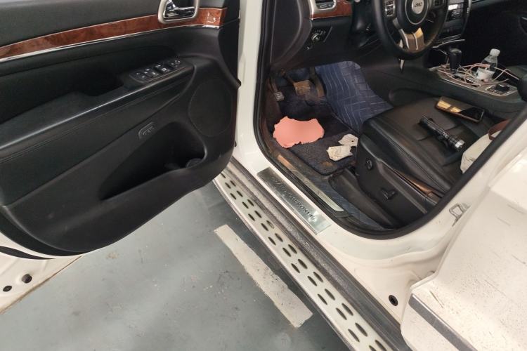 Used Jeep Grand Cherokee 2012 3.6L Luxury Navigation Edition Driver Seat