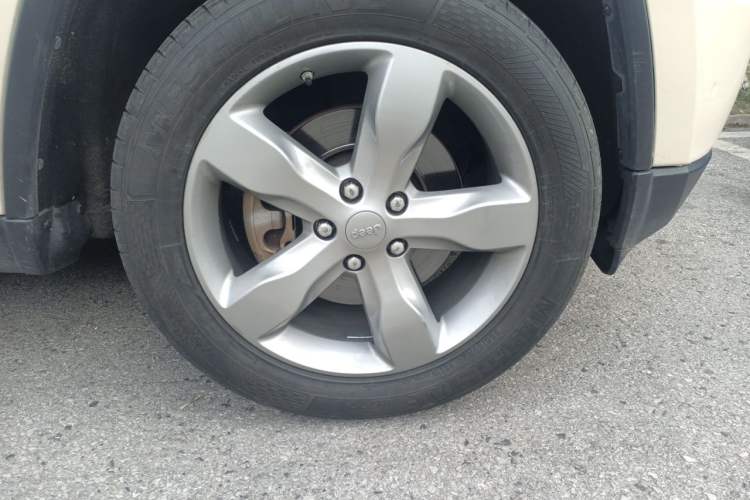 Used Jeep Grand Cherokee 2012 3.6L Flagship Prestige Edition Right Front Wheel Hub