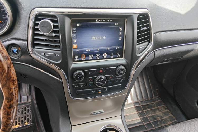 Used Jeep Grand Cherokee 2013 3.6L Luxury Navigation Edition Audio And AC Panel