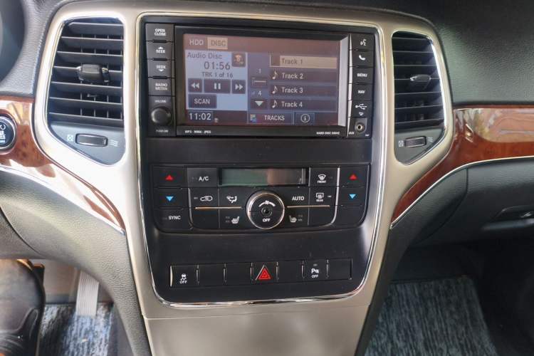 Used Jeep Grand Cherokee 2013 3.6L Comfort Edition Audio And AC Panel