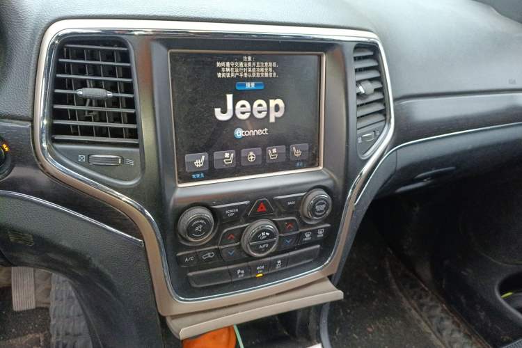 Used Jeep Grand Cherokee 2013 3.6L Luxury Navigation Edition Audio And AC Panel
