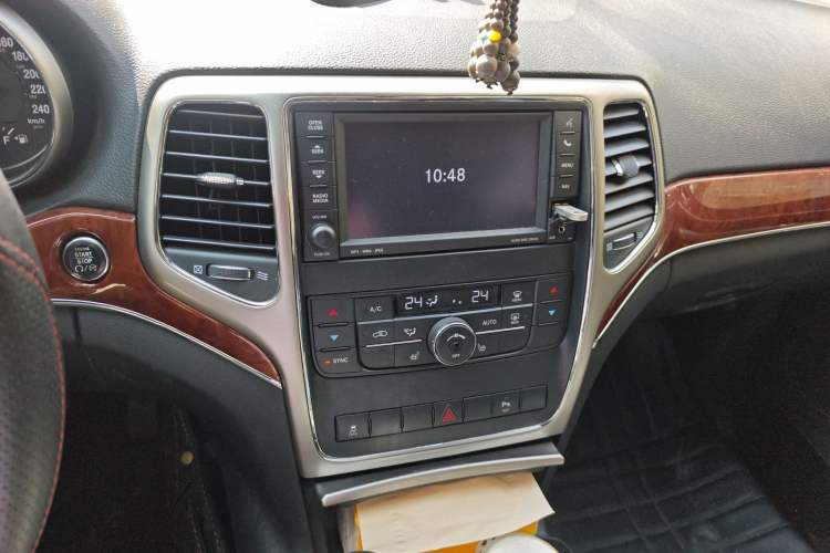 Used Jeep Grand Cherokee 2013 3.6L Comfort Navigation Edition Audio And AC Panel