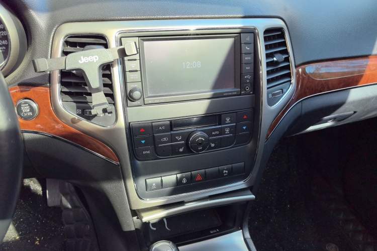 Used Jeep Grand Cherokee 2013 3.6L Luxury Navigation Edition Audio And AC Panel