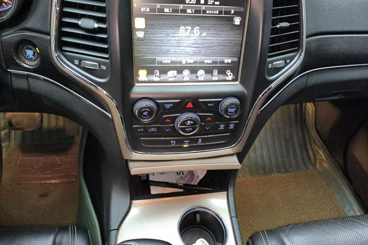 Used Jeep Grand Cherokee 2013 3.6L Luxury Navigation Edition Audio And AC Panel