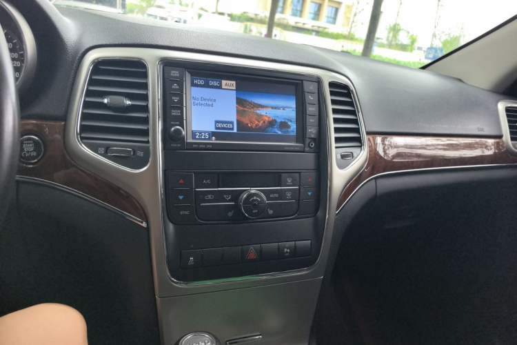 Used Jeep Grand Cherokee 2013 3.6L Comfort Navigation Edition Audio And AC Panel