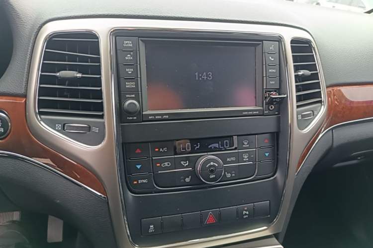 Used Jeep Grand Cherokee 2013 3.6L Comfort Navigation Edition Audio And AC Panel