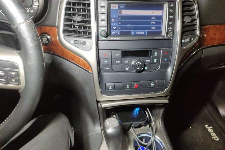 Used Jeep Grand Cherokee 2013 3.6L Luxury Navigation Edition Audio And AC Panel
