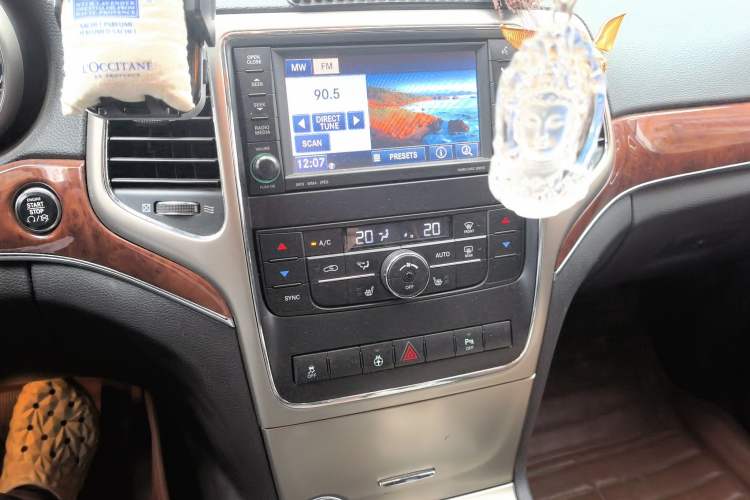 Used Jeep Grand Cherokee 2013 3.6L Luxury Navigation Edition Audio And AC Panel