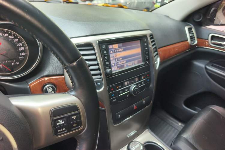Used Jeep Grand Cherokee 2013 3.6L Comfort Navigation Edition Audio And AC Panel