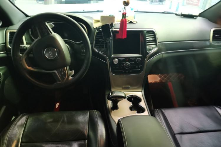 Used Jeep Grand Cherokee 2013 3.6L Comfort Navigation Edition Center Console