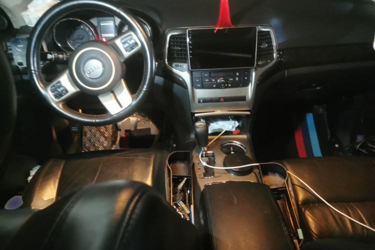 Used Jeep Grand Cherokee 2013 3.6L Comfort Edition Center Console