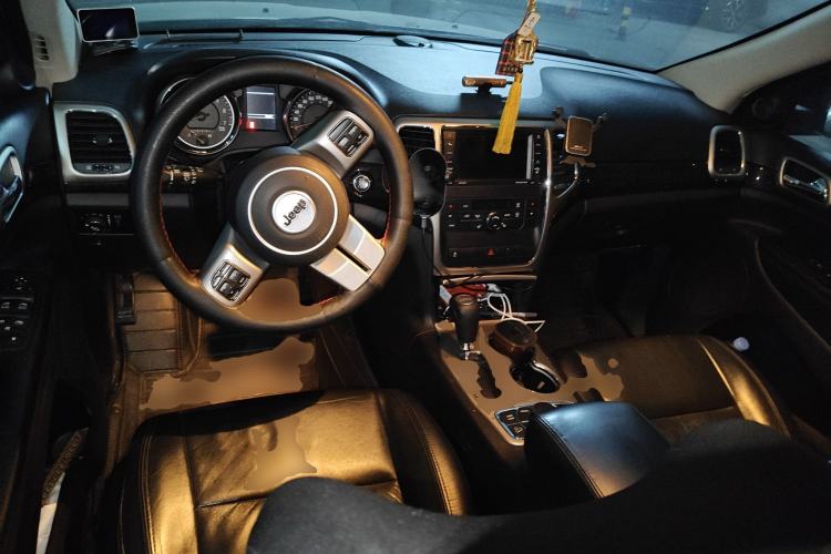 Used Jeep Grand Cherokee 2013 3.6L Comfort Edition Center Console