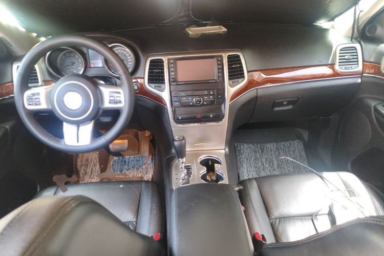 Used Jeep Grand Cherokee 2013 3.6L Comfort Edition Center Console