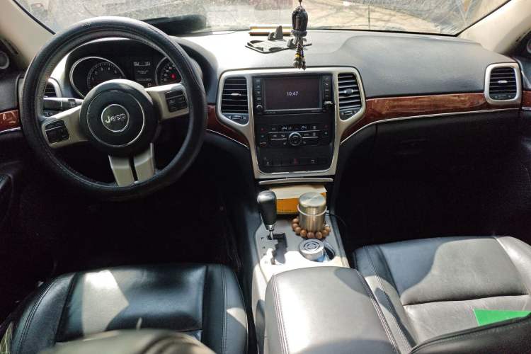Used Jeep Grand Cherokee 2013 3.6L Comfort Navigation Edition Center Console