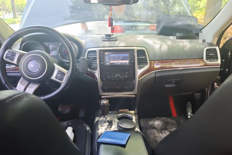 Used Jeep Grand Cherokee 2013 3.6L Comfort Navigation Edition Center Console