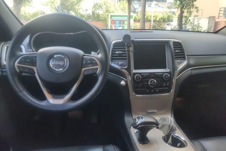 Used Jeep Grand Cherokee 2013 3.6L Luxury Navigation Edition Center Console