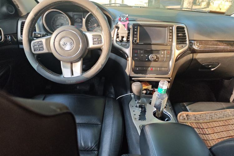 Used Jeep Grand Cherokee 2013 3.6L Comfort Edition Center Console